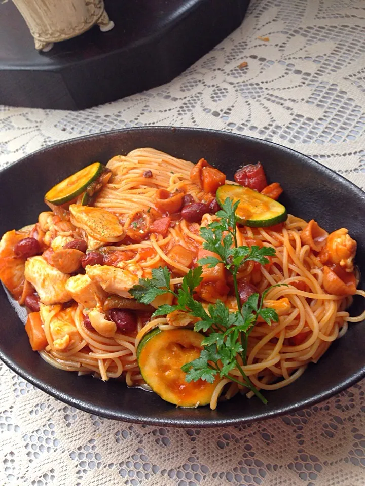 鶏肉とズッキーニのトマトソースパスタ|かんきちさん