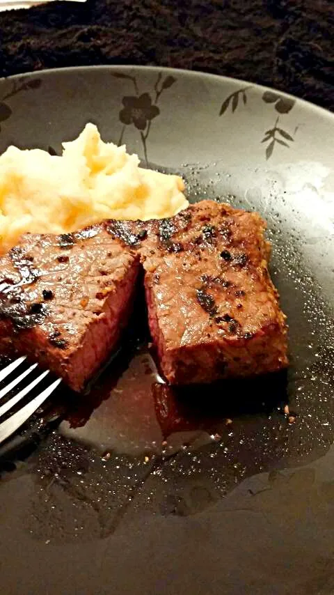 steak and potatoes my favorite it was so good!!!|Randi Gardnerさん