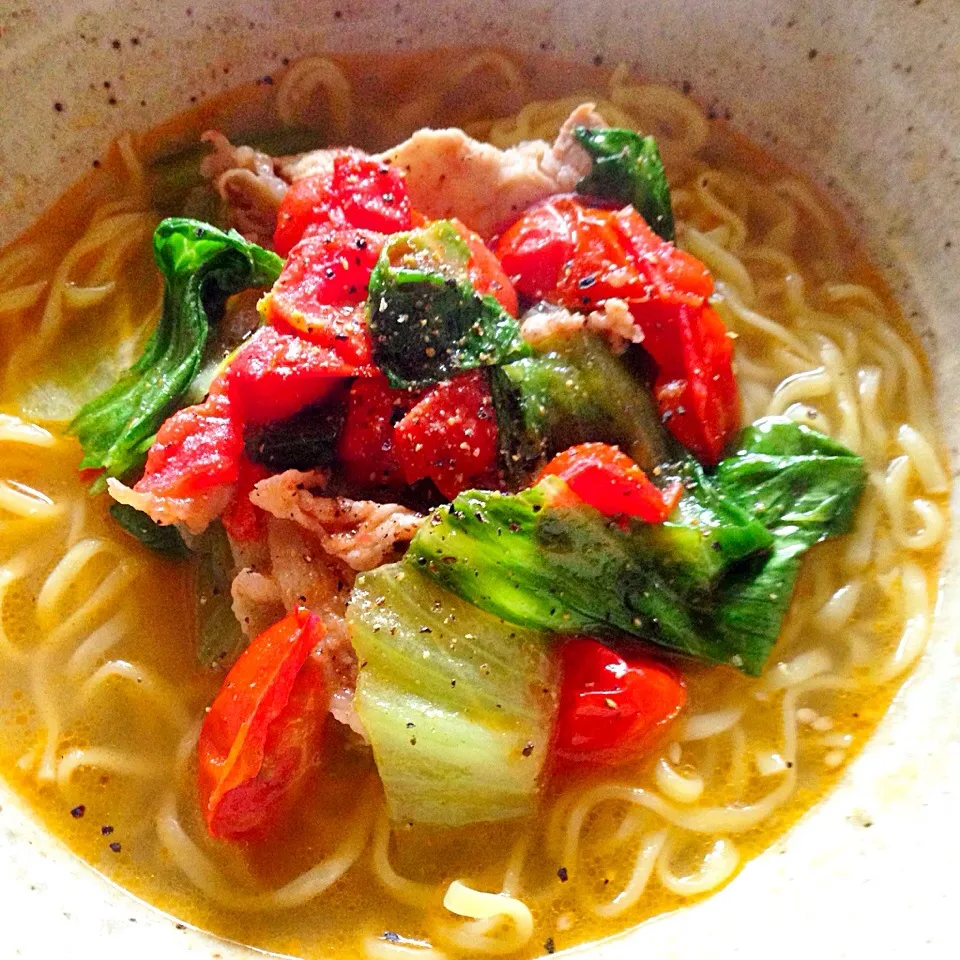 海鮮塩ラーメン(中華三昧)トマト.レタス.豚コマを胡麻油で炒めてブラックペッパーをON♪|miiiーna"さん