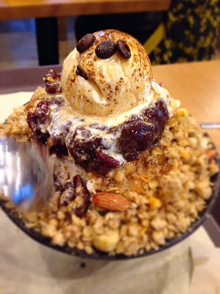 Snapdishの料理写真:今 韓国の話題のカキ氷お店✨KOREAN DESSERT CAFE 「ソルビン(설빙)」絶対食べるべき！！  (*ﾟ▽ﾟ*) マシッソヨ〜👍👍✨|근영🍒コッペちゃんさん