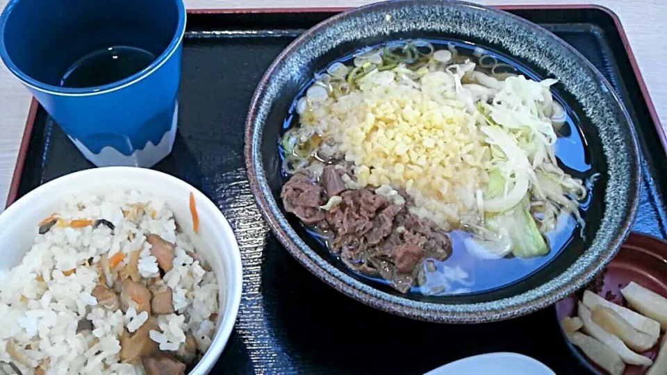 Snapdishの料理写真:肉うどんと五目混ぜごはんセット|Yuichi Sakaiさん