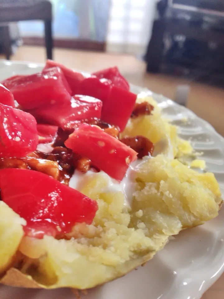 Baked potato topped with tomato, bbq pork, parmesan cheese and yogurt|Kirsten Adachiさん