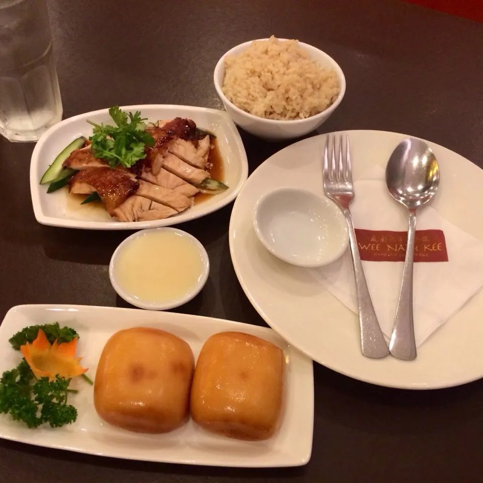 crispy mantao bread dunked in condensed milk and my personal choice of roasted hiananese chicken rice! So good!! 😍😍|Martha Monjeさん