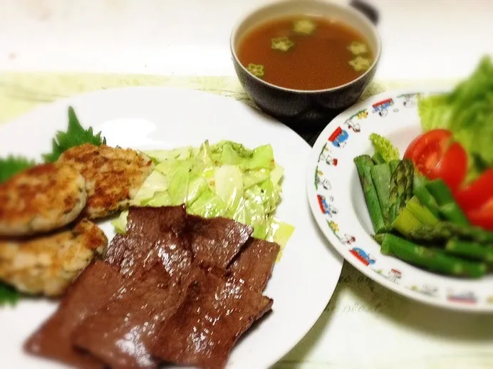 shoooocoさんの料理 里芋でお焼き( ՞ਊ՞)・牛カルビソテー・ノーマルサラダ・豆腐とオクラのお味噌汁|美也子さん