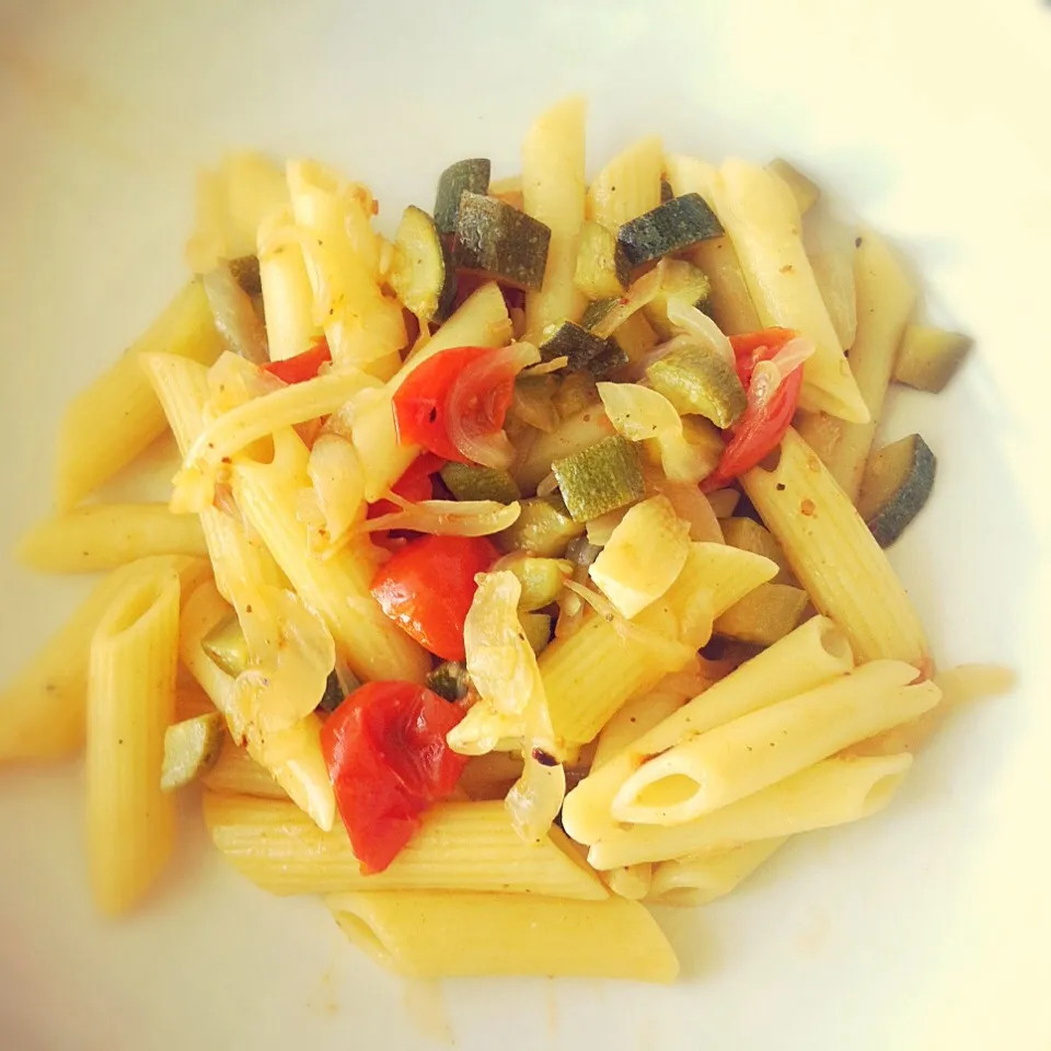 Pasta w zucchini, onions & tomatoes|Stefan Labuschagneさん