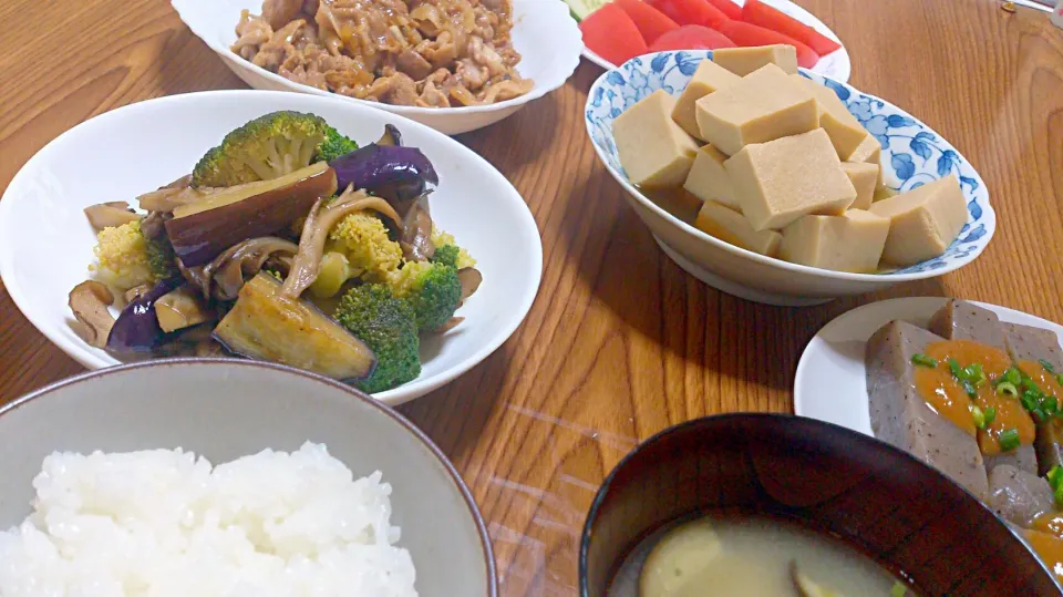 Snapdishの料理写真:・豚の生姜焼き
・高野豆腐の炊きもの
・野菜の酢醤油炒め
・蒟蒻の田楽味噌
・冷やしトマト
・茄子の味噌汁|ようかんさん