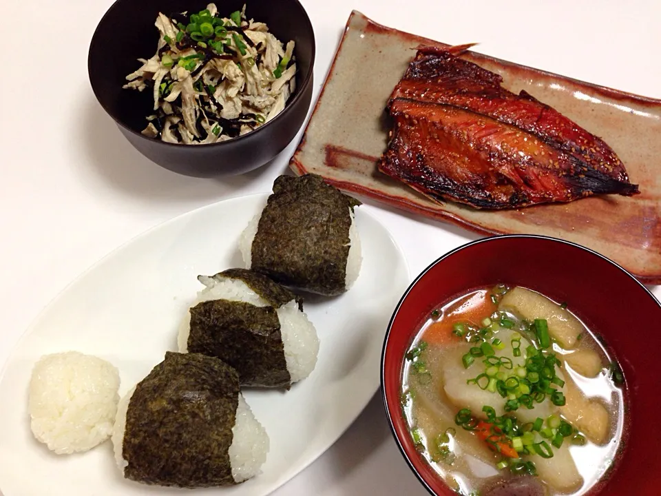 けんちん汁、鯖みりん干し、鳥肉の塩こぶまよ和え、塩むすび|たえさん