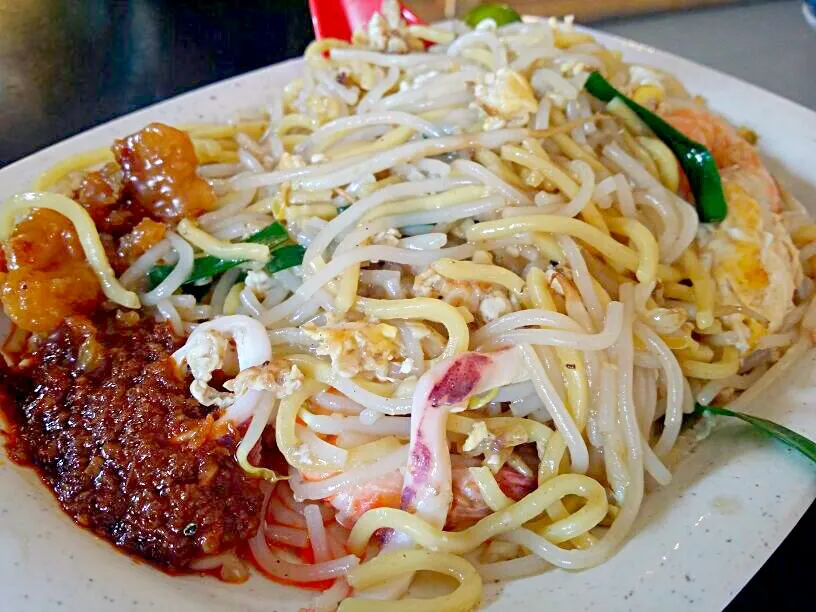 One of my fav hawker dishes in singapore, prawn mee (prawn noodles with yellow & white noodles) in prawn broth #noodles #seafood #quick and easy|Skyeさん