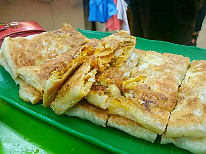 My fav indian food in singapore~ mutton murtabak (minced lamb in pancakes), best to dip in curry sauce #indian cuisine|Skyeさん