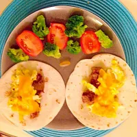 Turkey sausage wrap w/ broccoli and tomatoes and a side of fish oil|Andre Wilsonさん