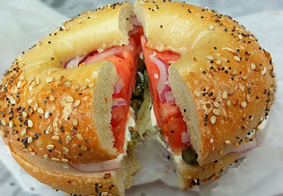 Smoked salmon bagel sandwich.|Jiraphon Gさん