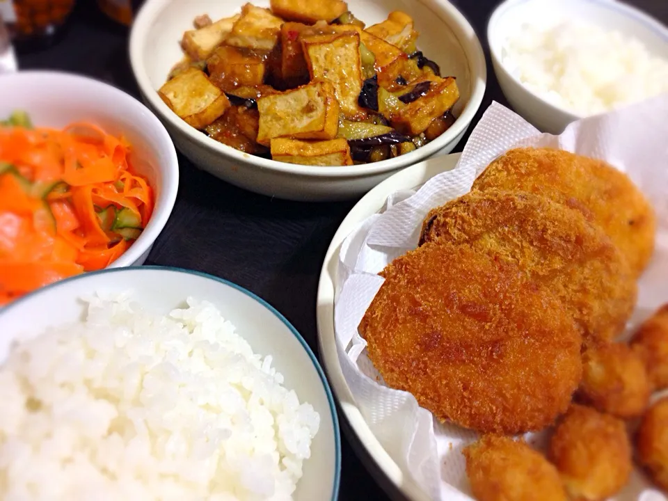 Snapdishの料理写真:今日の晩ご飯は、茄子と厚揚げのみぞれ炒め、にんじんときゅうりのマリネサラダ、お惣菜のコロッケ3種とうずら卵フライ。|ゆえさん