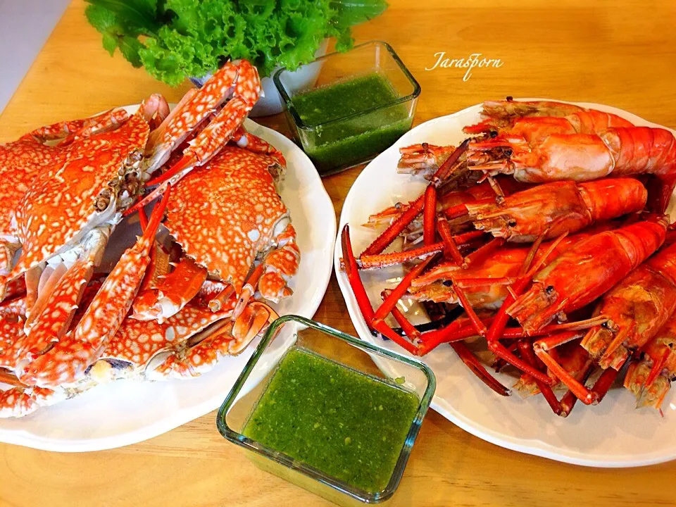 Snapdishの料理写真:กุ้งแม่น้ำอบ&ปูไข่นึ่ง : Baked prawns&Steamed crabs|Jaraspornさん