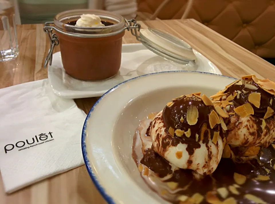 ice cream with cookie buns and chocolate mousse in a jar ^^|Ernさん