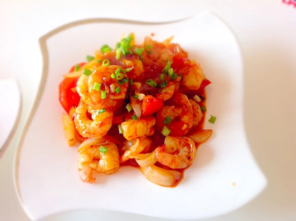 Stir fry prawns with tomatoes in garlic, oyster sauce and ketchup with a touch of sesame chili oil|Jeanbellamさん