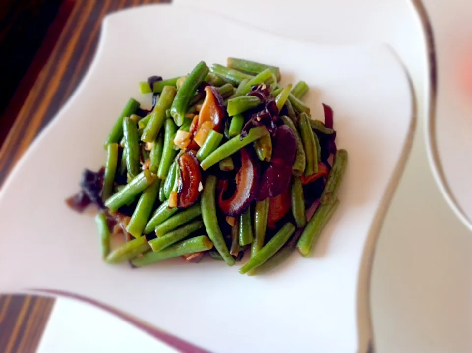 Stir fry string beans with Chinese mushrooms and black fungus in oyster sauce|Jeanbellamさん