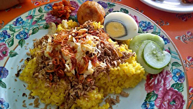 Snapdishの料理写真:Nasi Kuning Gorontalo|Tya LaCroaziaさん