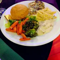 Chicken breast ,pasta,mash potatoes ,broccoli ,carrots salad , bread|angela johnsonさん