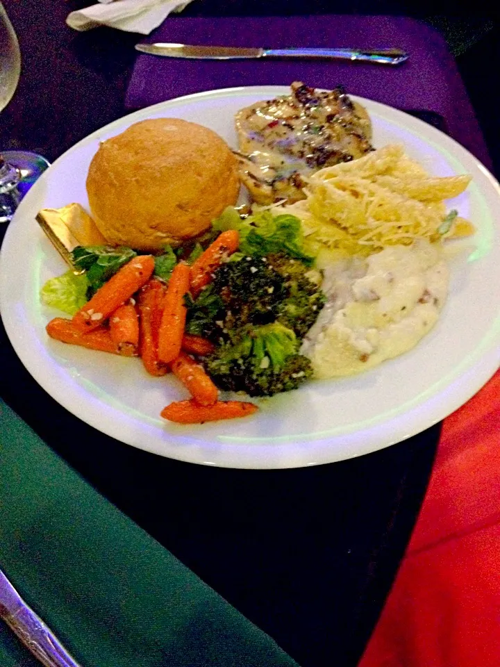 Chicken breast ,pasta,mash potatoes ,broccoli ,carrots salad , bread|angela johnsonさん