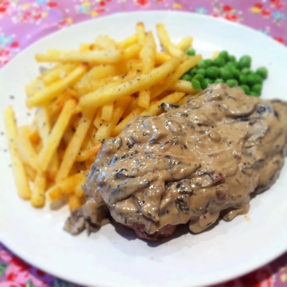 Rump steak and chips with mushroom sauce|Carol Liさん