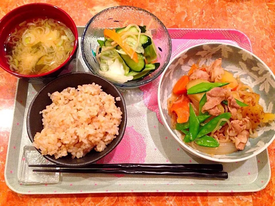 玄米ご飯とワカメと豆腐の味噌汁と春野菜のプレスサラダと肉じゃが|Yoshimi 0808さん