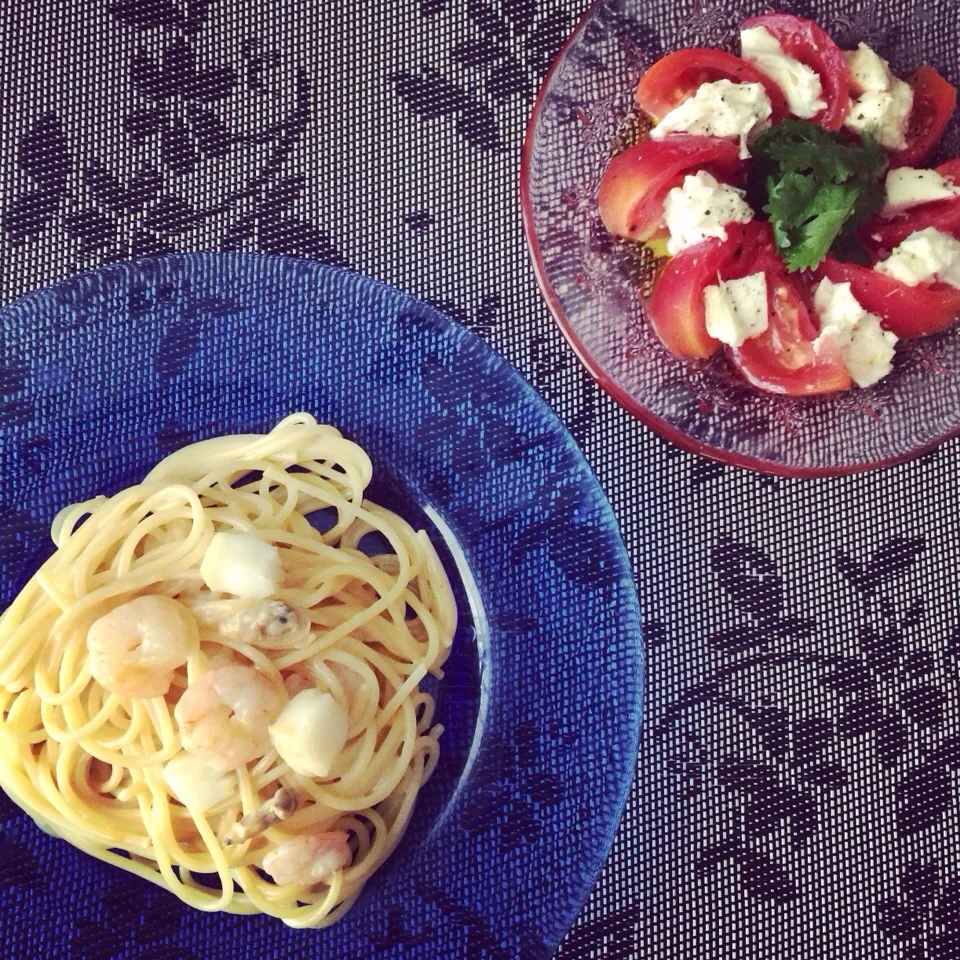 シーフードウニクリームパスタ🍝 N' エスニックカプレーゼ🍅|leeさん