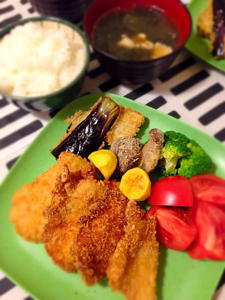 Snapdishの料理写真:チキンカツと野菜のフライ🍀鶏皮と若芽のスープ|mochaさん