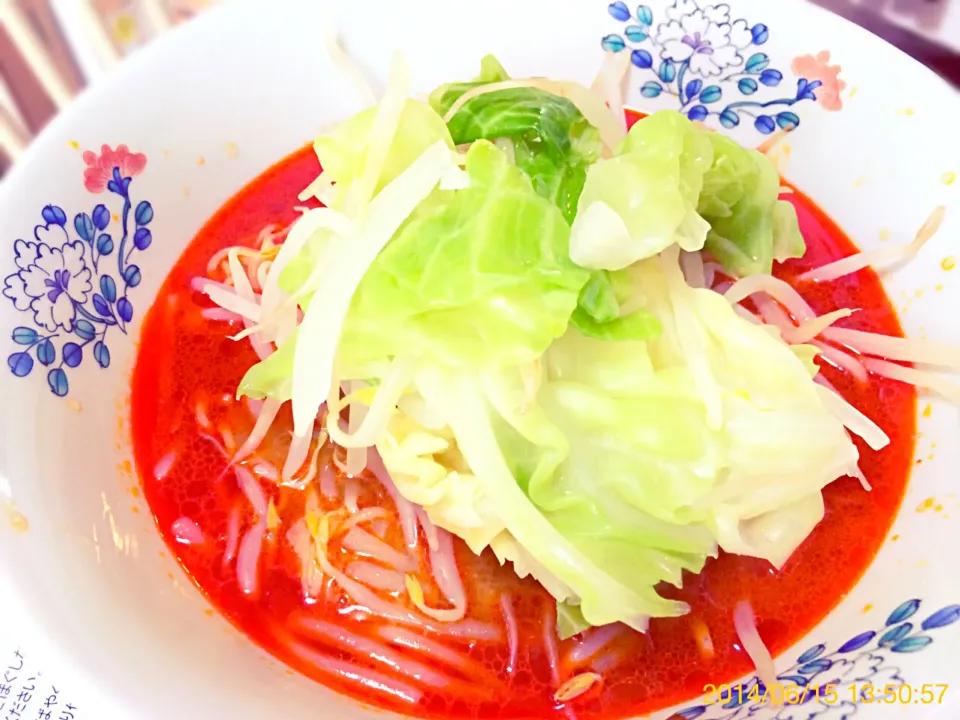 息子のお昼に辛味噌ラーメン|こんぺいとうさん