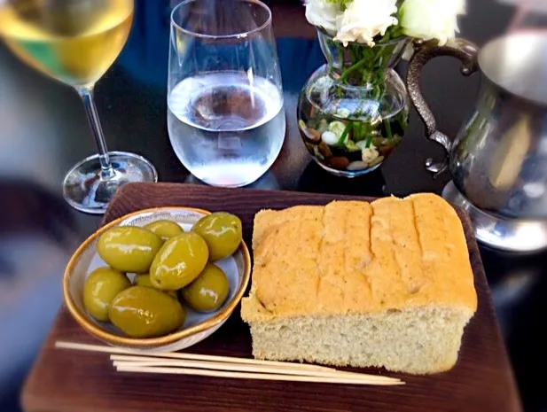 Focaccia and olives at Pollen, Gardens by the bay|woodfiredさん