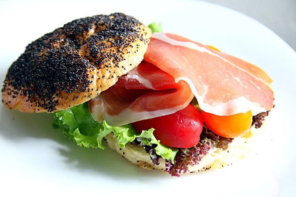 Snapdishの料理写真:Homemade bagel with parma ham|Misstyさん