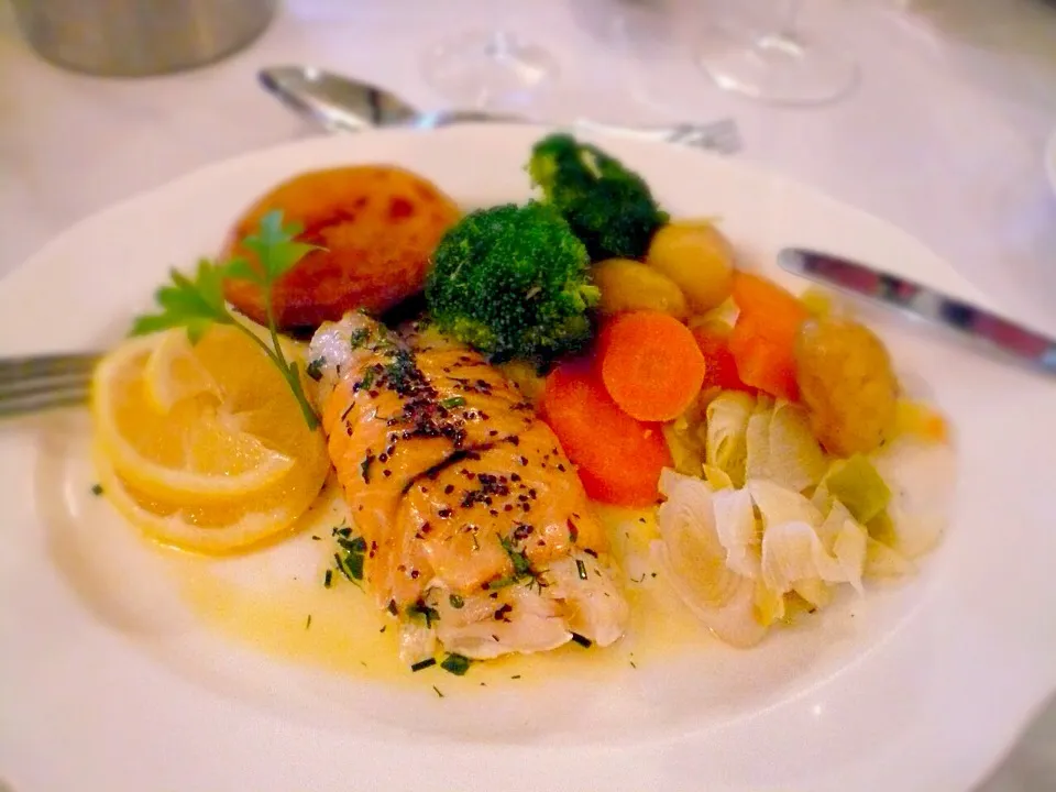 Snapdishの料理写真:Salmon bake and vegetables|Carol Liさん