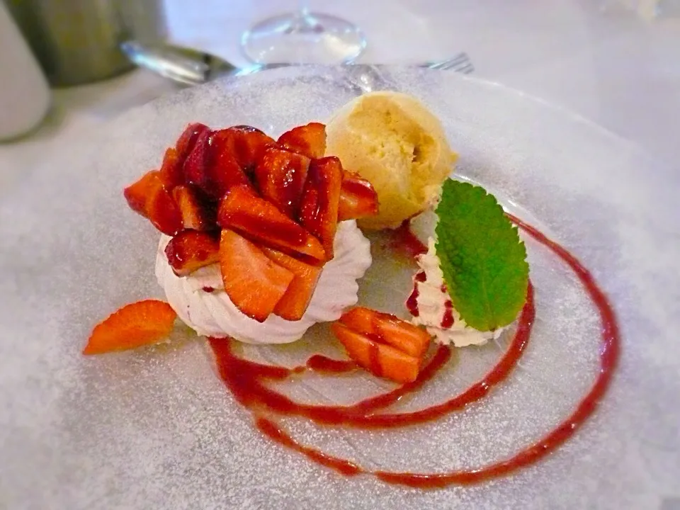 Pavlova with strawberry and vanilla ice cream|Carol Liさん