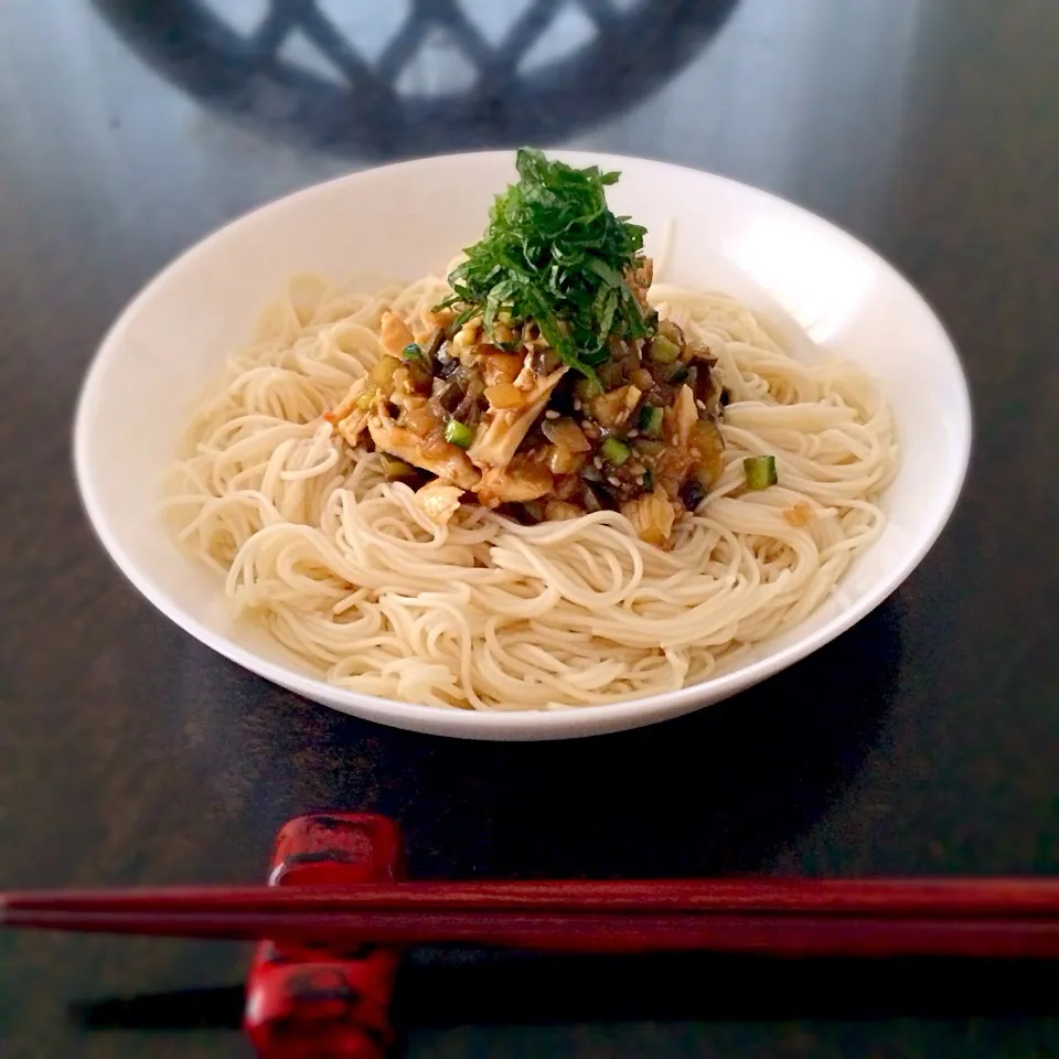 オリーブオイルを使った蒸し鶏の梅ダレそうめん|あやまんさん