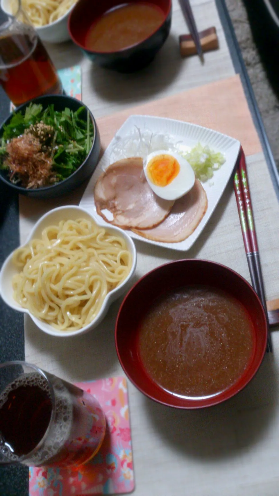 夜ごはん
つけ麺、薬味、サラダ|さっちんさん