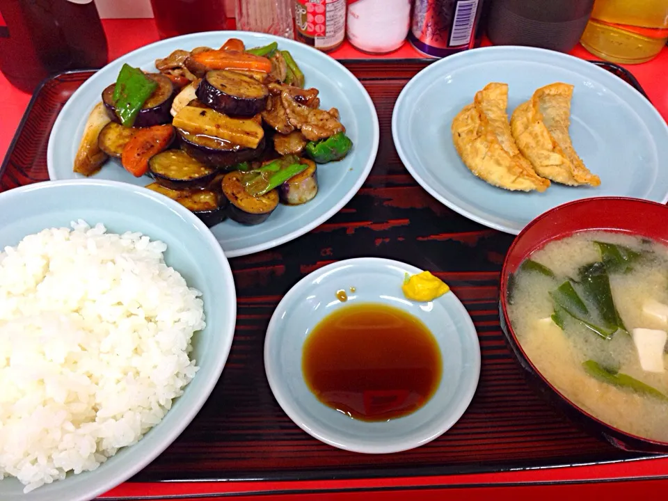 Snapdishの料理写真:ナスと豚肉のみそいためと揚げギョーザの定食|T. Wonderさん