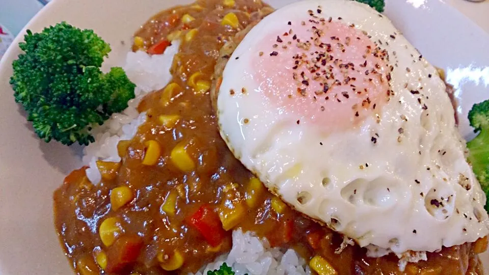 ハンバーグが見えない！けど、目玉焼きの下にいますカレー|天野めぐみさん