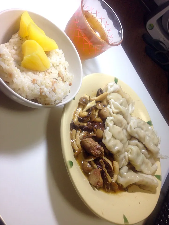 Snapdishの料理写真:シメジと椎茸の醤油バター炒め~餃子添え~|小次郎さん