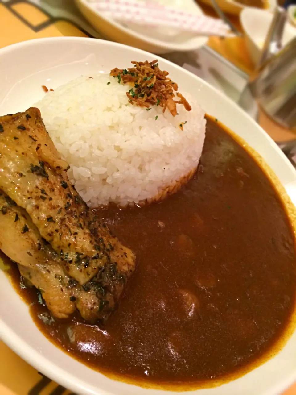 バジルチキンカレー|もにもにかさん