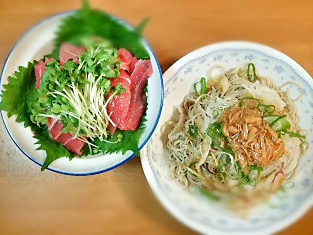 Snapdishの料理写真:みどりの鉄火丼&サラダそば|よっしー(=^ェ^=)さん