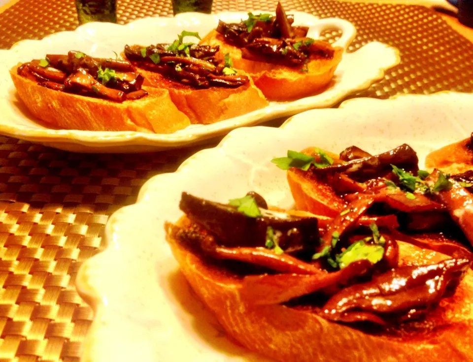 Bruschetta with porcini, Japanese eringe mushrooms and truffle oil|Kirk Awiamさん