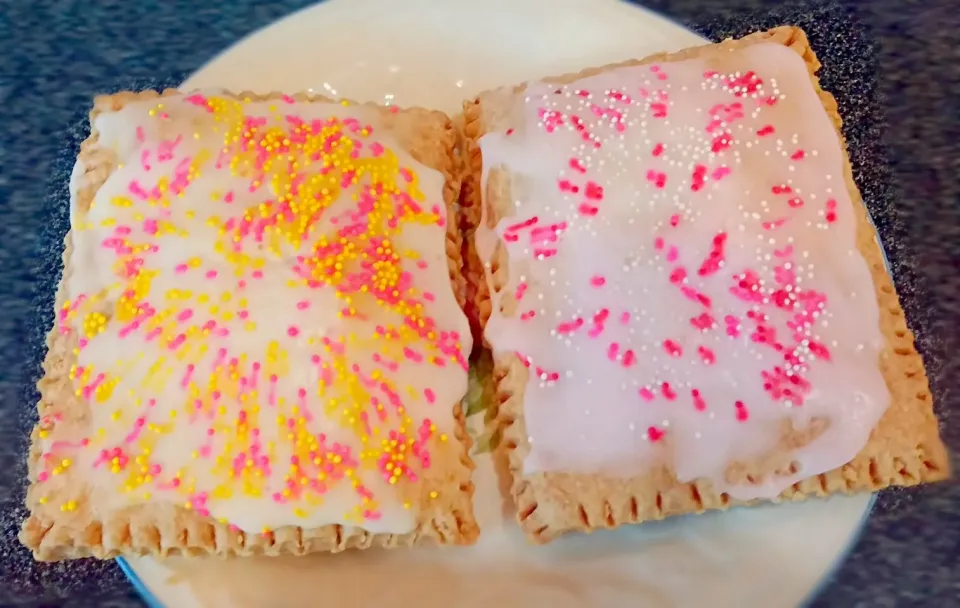 Poptarts for breakfast: L) Lemon strawberry R) Cherry|Jiraphon Gさん