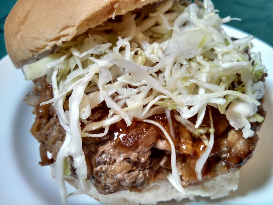 Pork & apple burger with sweet chile sauce & shredded cabbage|Sashi Steinerさん