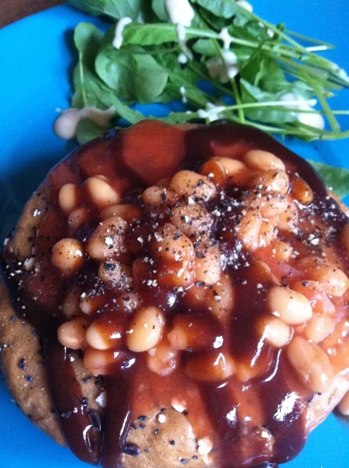 Bagel with baked beans, brown sauce & rocket salad|Nick Hiderさん