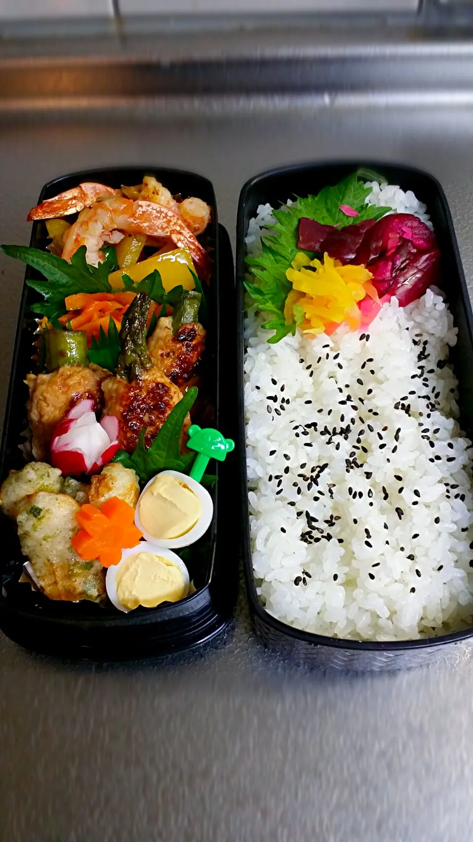 Snapdishの料理写真:《月曜日のお弁当》

・エビ、パプリカ、小ネギのオイルソテー
・アスパラつくね巻き
・人参シリシリ
・竹輪の磯部揚げ
・ウズラ玉子、人参花形ボイル

ｲﾃﾗ━━━ヾ(*･ω･*)━━━ｯｼｬｲ!♥|藤田 まり子さん