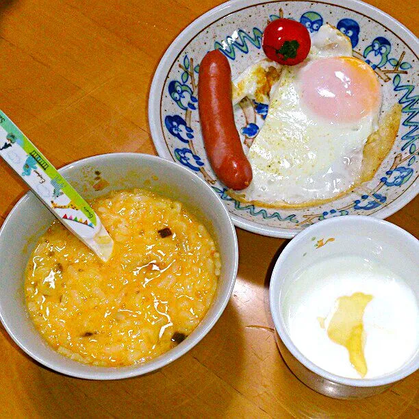 ぼっちゃんの卵ラー油ご飯と、
娘の朝食おかず|ふみぃさん