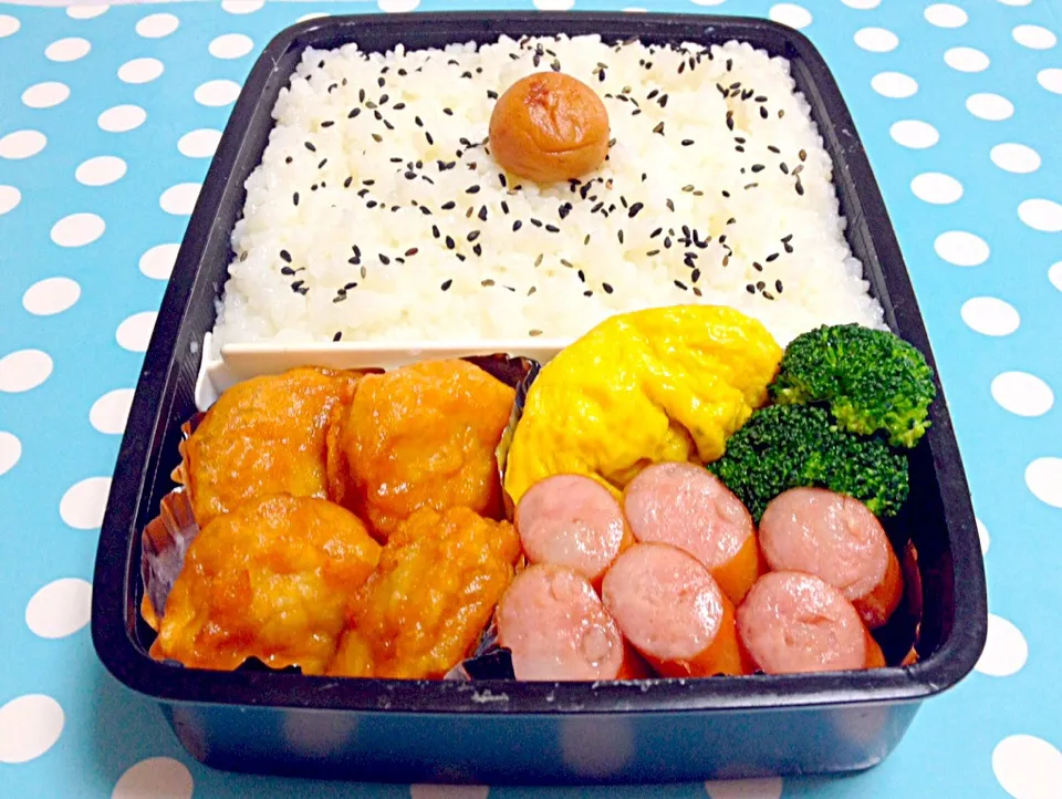 Fried Chicken, minced meat omelet, sausage on lunch box|Liezlさん