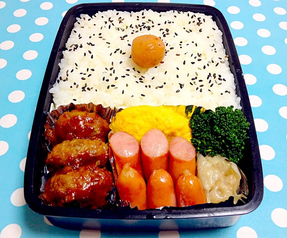 Beef burger, minced meat omelet, sausage & shumai on lunch box|Liezlさん