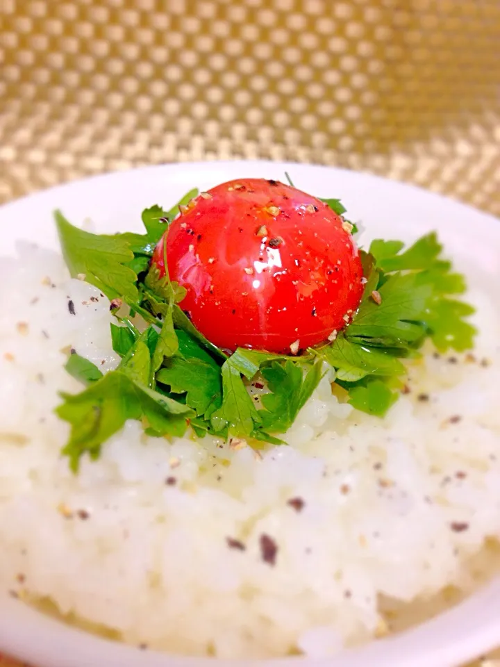 【今日の卵かけご飯】神山養鶏場の紅玉×イタリアンパセリ（あらびき胡椒とオリーブオイルで）|かとう ひろみさん