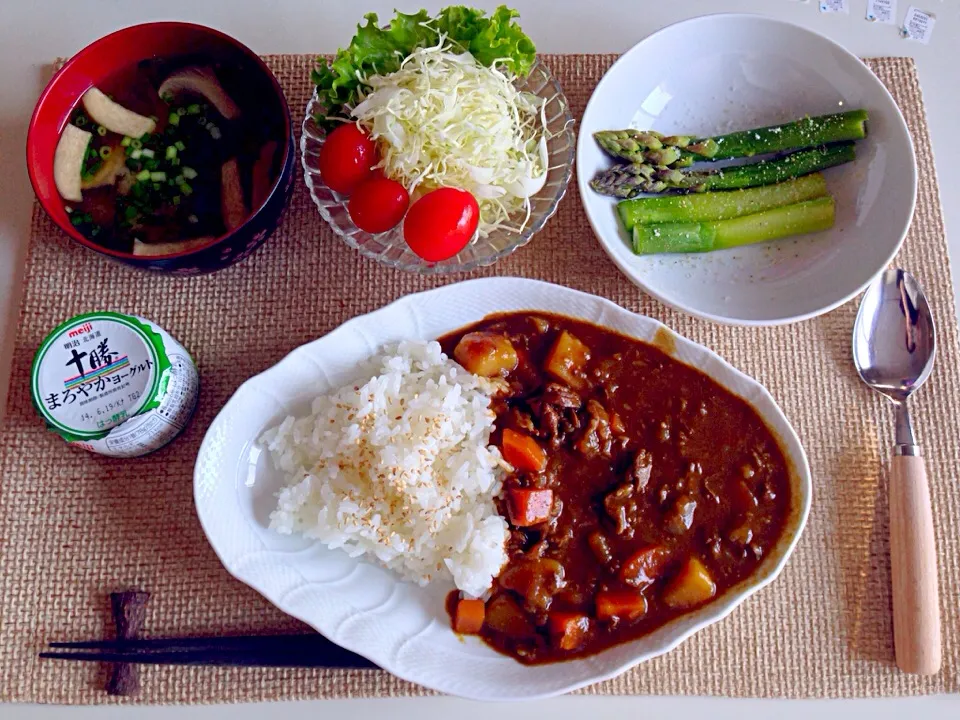 カレーライス(残り) サラダ(残り) アスパラ 牛蒡エリンギ味噌汁|にゃろめさん