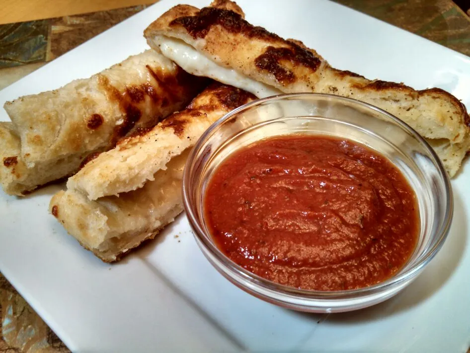 Homemade Cheese-stuffed Garlic Bread with Quick Marinara Sauce|Sashi Steinerさん